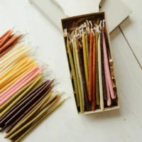 Κεράκια γενεθλίων από χρωματιστό μελισσοκέρι και γκλιτερ (15τεμ)